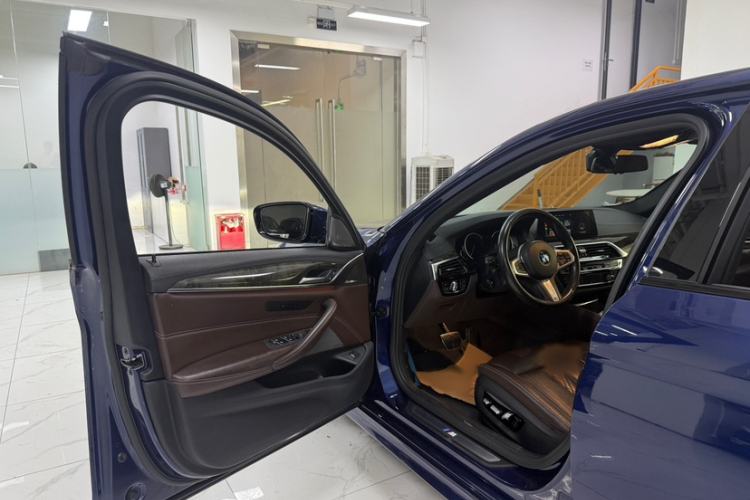 Used BMW 5 Series 2018 540i M Sport Package Interior 2