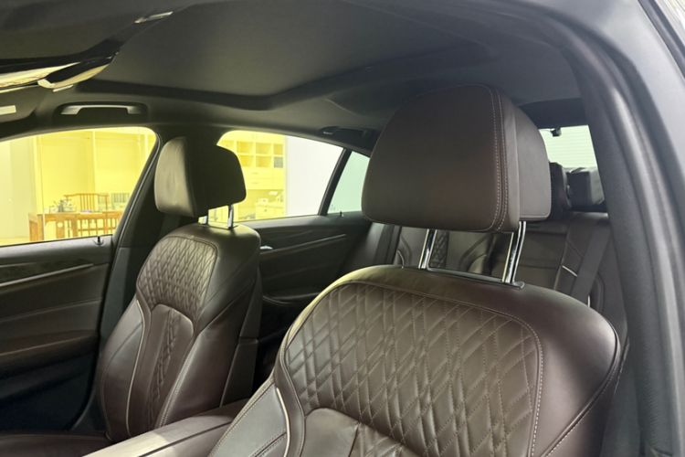 Used BMW 5 Series 2018 540i M Sport Package Interior 3