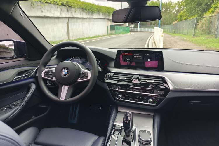 Used BMW 5 Series 2018 525i M Sport Package Interior 5