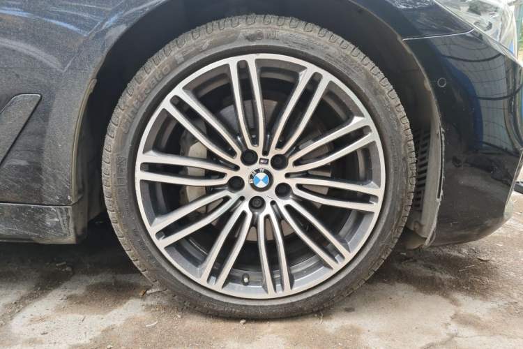 Used BMW 5 Series 2018 Restyled 530Li Leading Edition M Sport Package Right Front Wheel Hub