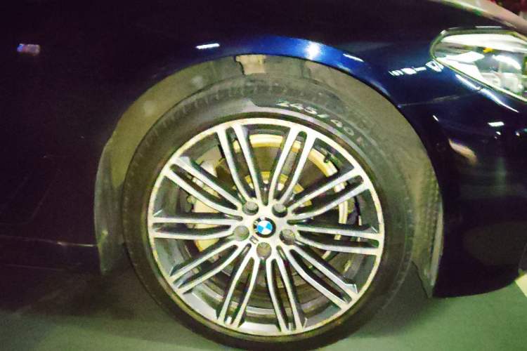 Used BMW 5 Series 2018 Restyled 530Li Leading Edition M Sport Package Right Front Wheel Hub