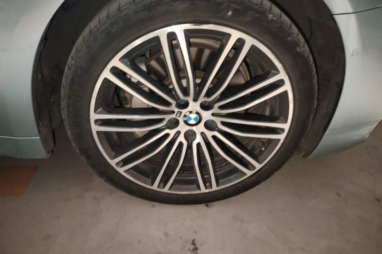 Used BMW 5 Series 2018 Restyled 530Li Luxury Edition M Sport Package Right Front Wheel Hub