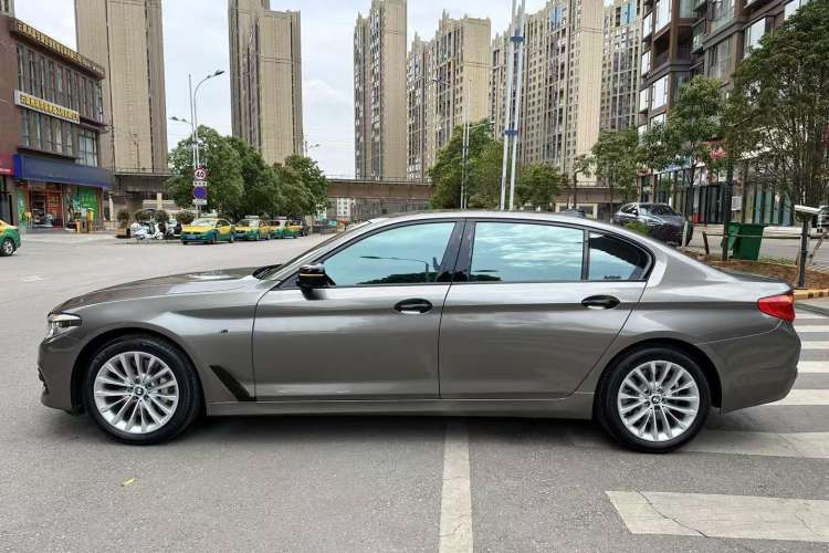 Used BMW 5 Series 2018 Facelifted 530Li xDrive Luxury Package Exterior 3