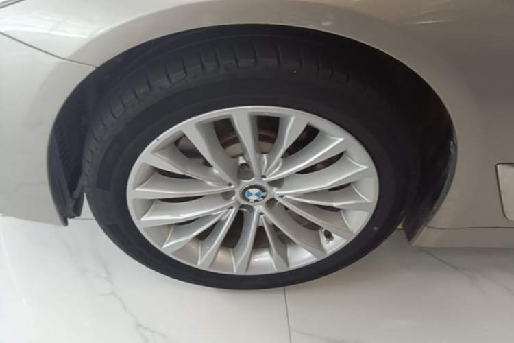 Used BMW 5 Series 2018 Revised Version 530Li Leading Edition Luxury Package Left Front Wheel Hub