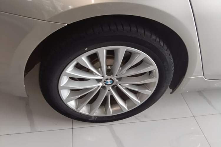 Used BMW 5 Series 2018 Revised Version 530Li Leading Edition Luxury Package Right Rear Wheel Hub