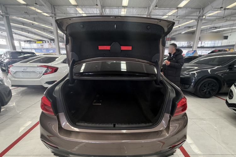 Used BMW 5 Series 2018 525Li M Sport Package Trunk