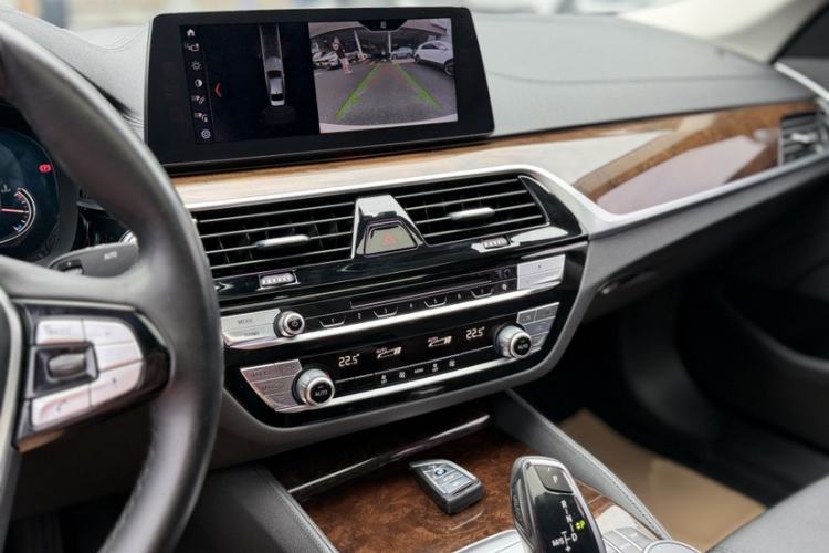 Used BMW 5 Series 2018 525Li Luxury Package Audio And AC Panel