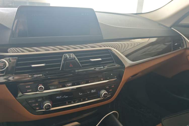 Used BMW 5 Series 2018 528Li Launch Special Edition Audio And AC Panel