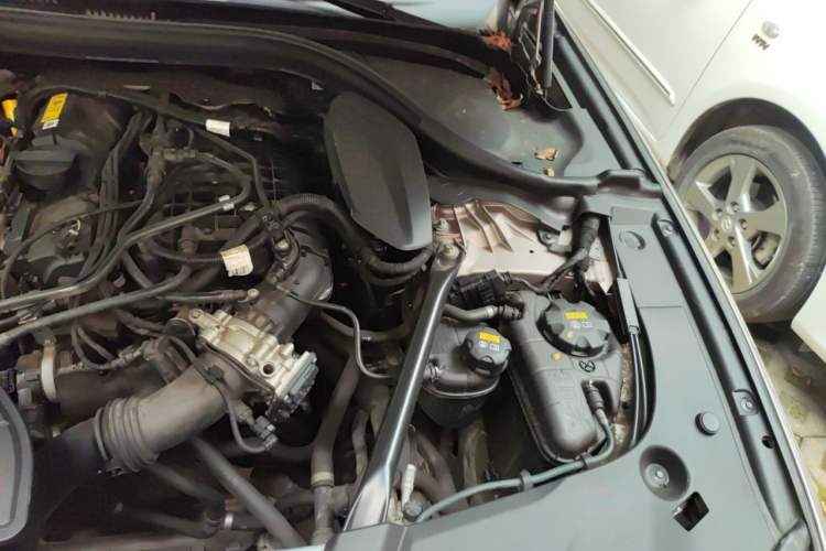 Used BMW 5 Series 2018 530Li Leading Edition Luxury Package Engine Bay Left