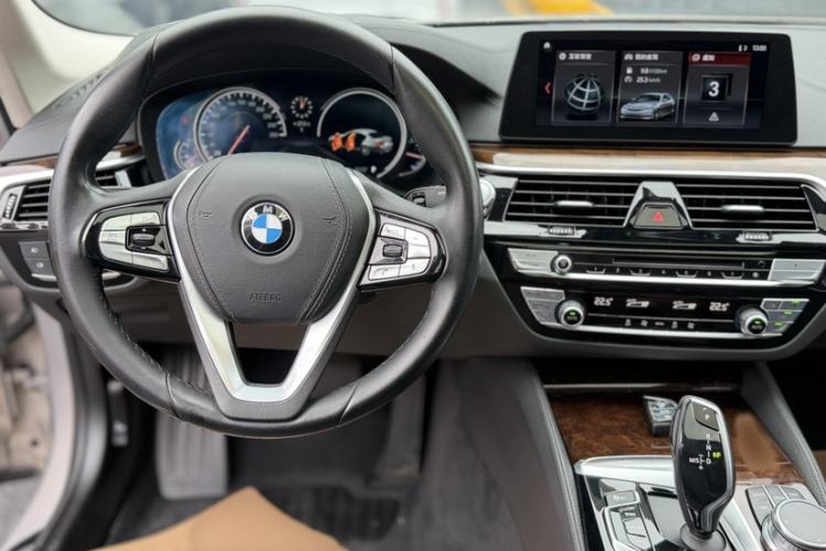Used BMW 5 Series 2018 525Li Luxury Package Interior 1