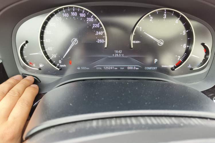 Used BMW 5 Series 2018 528Li Launch Special Edition Odometer Close Up