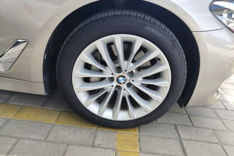 Used BMW 5 Series 2018 530Li Leading Edition Luxury Package Right Front Wheel Hub