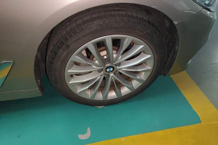 Used BMW 5 Series 2018 Revised Version 530Li Leading Edition Luxury Package Right Front Wheel Hub