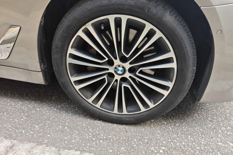 Used BMW 5 Series 2018 530Li Luxury Edition Premium Package Right Front Wheel Hub