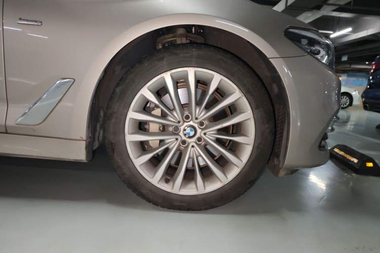 Used BMW 5 Series 2018 Revised Version 530Li Leading Edition Luxury Package Right Front Wheel Hub