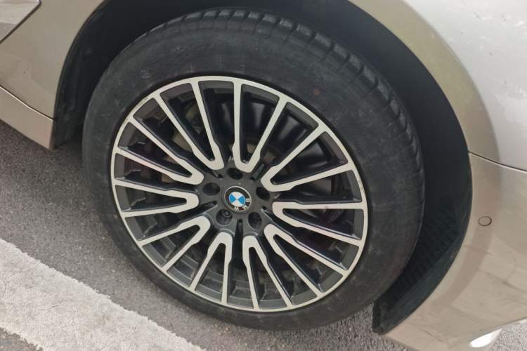 Used BMW 5 Series 2018 Facelifted 530Li Luxury Edition Premium Package Right Front Wheel Hub