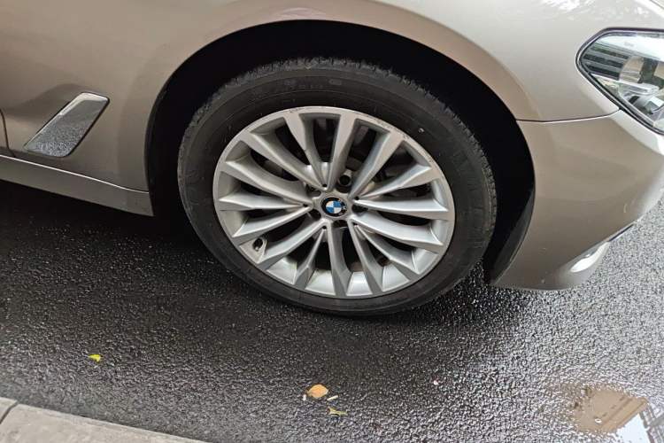 Used BMW 5 Series 2018 Revised Version 530Li Leading Edition Luxury Package Right Front Wheel Hub