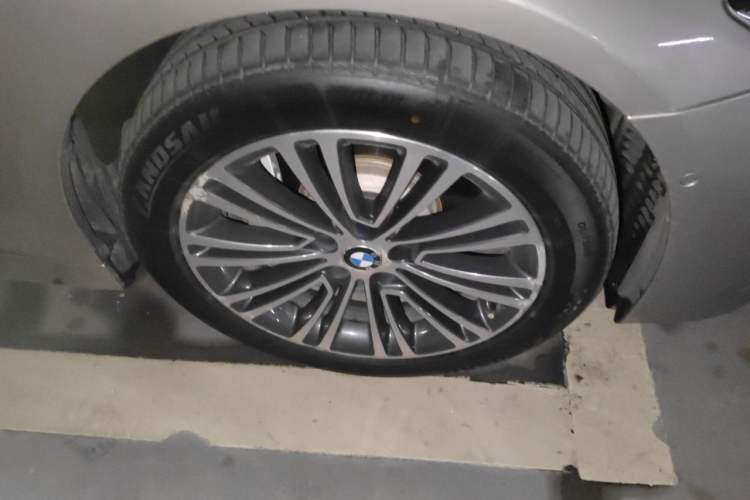 Used BMW 5 Series 2018 Facelifted 530Li Luxury Edition Premium Package Right Front Wheel Hub