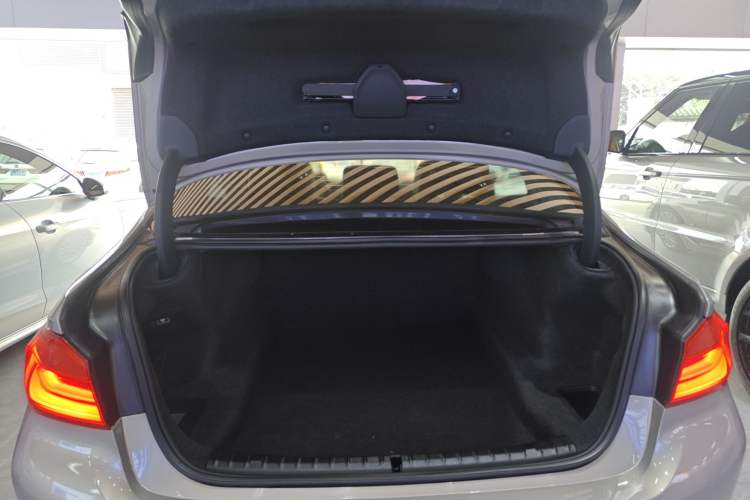 Used BMW 5 Series 2018 525Li Luxury Package Trunk
