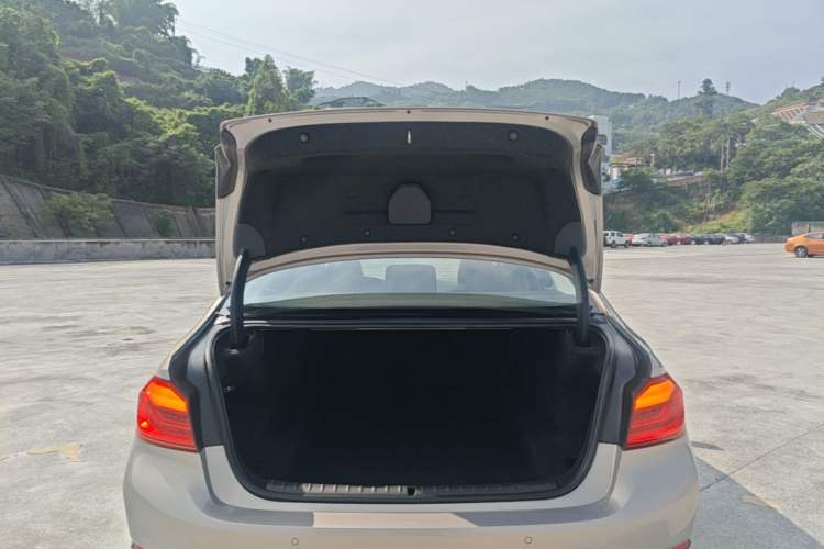 Used BMW 5 Series 2018 525Li Luxury Package Trunk