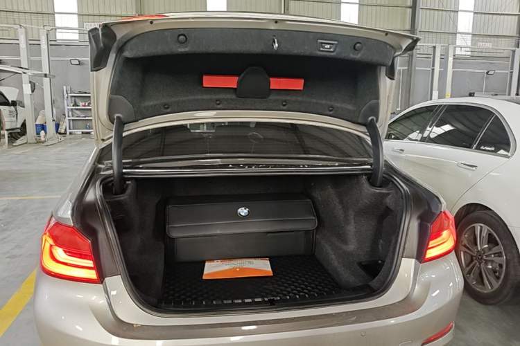 Used BMW 5 Series 2018 525Li Luxury Package Trunk