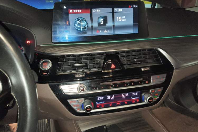 Used BMW 5 Series 2018 530Li Luxury Edition Premium Package Audio And AC Panel