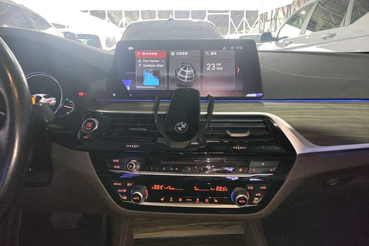 Used BMW 5 Series 2018 530Li Leading Edition Luxury Package Audio And AC Panel