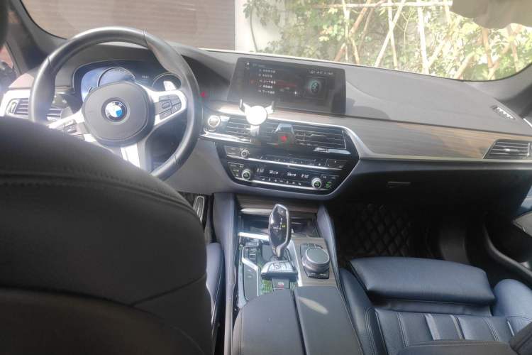 Used BMW 5 Series 2018 530i M Sport Package Center Console