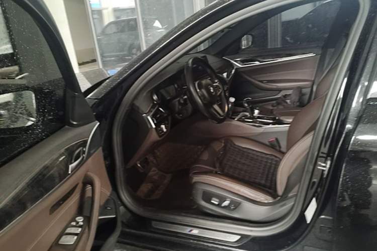 Used BMW 5 Series 2018 525Li M Sport Package Interior 3