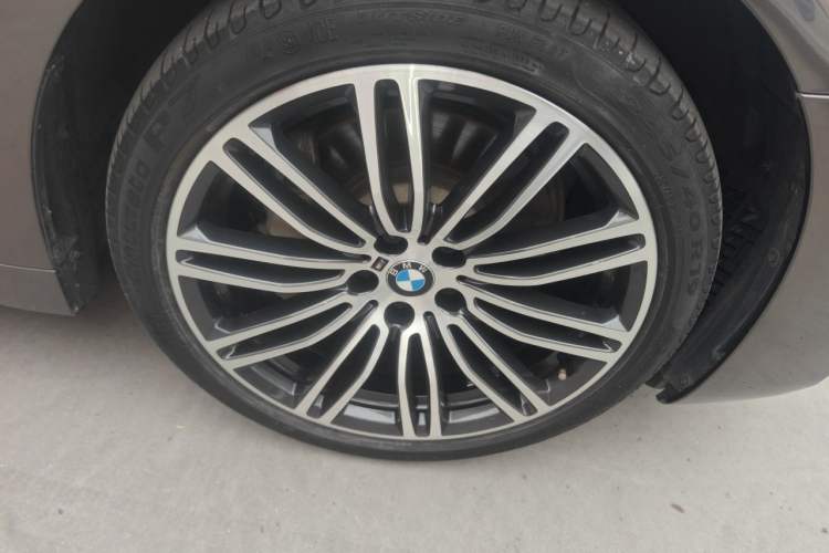 Used BMW 5 Series 2018 Restyled 530Li Leading Edition M Sport Package Right Front Wheel Hub