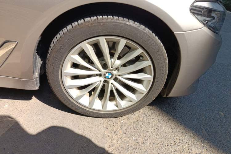 Used BMW 5 Series 2018 Revised Version 530Li Leading Edition Luxury Package Right Front Wheel Hub