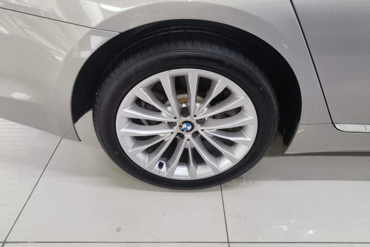Used BMW 5 Series 2018 530Li Leading Edition Luxury Package Right Rear Wheel Hub