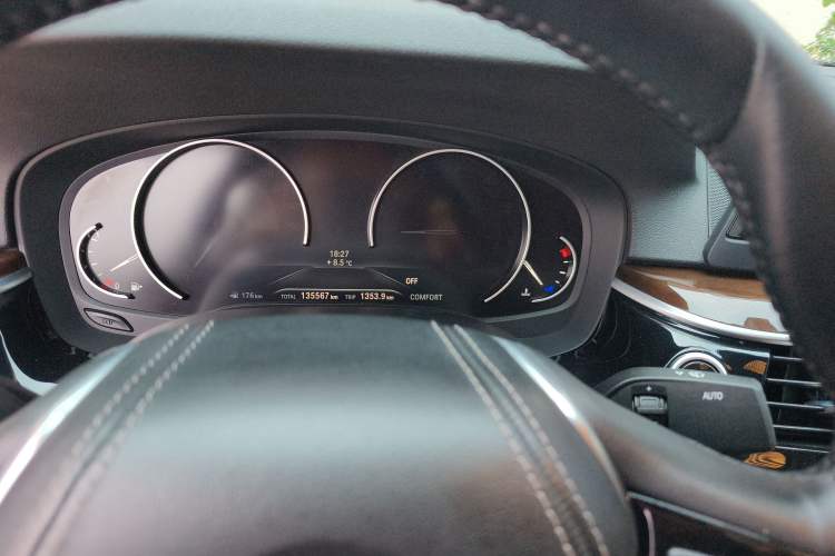 Used BMW 5 Series 2018 528Li Launch Special Edition Odometer Close Up