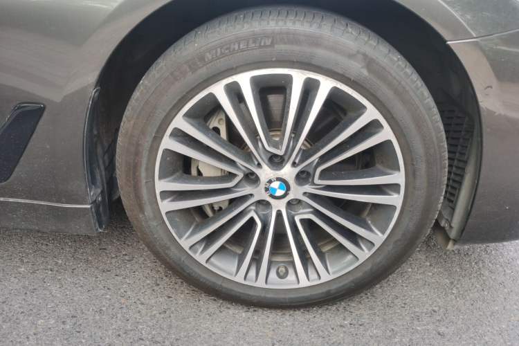 Used BMW 5 Series 2018 540Li Executive Edition Right Front Wheel Hub