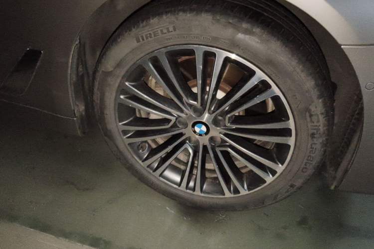 Used BMW 5 Series 2018 Facelifted 530Li Luxury Edition Premium Package Right Front Wheel Hub