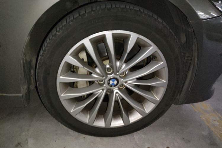 Used BMW 5 Series 2018 Revised Version 530Li Leading Edition Luxury Package Right Front Wheel Hub