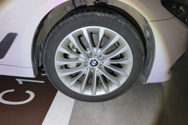 Used BMW 5 Series 2018 530Li Leading Edition Luxury Package Right Front Wheel Hub