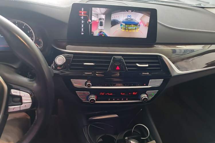 Used BMW 5 Series 2018 525Li Luxury Package Audio And AC Panel