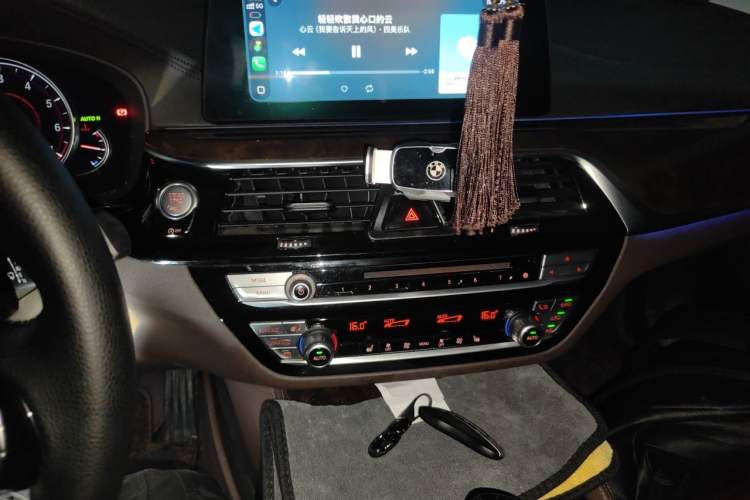 Used BMW 5 Series 2018 525Li Luxury Package Audio And AC Panel