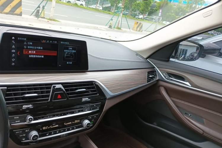 Used BMW 5 Series 2018 530Li Leading Edition Luxury Package Center Console