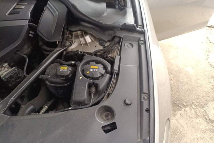 Used BMW 5 Series 2018 528Li Launch Special Edition Engine Bay Left