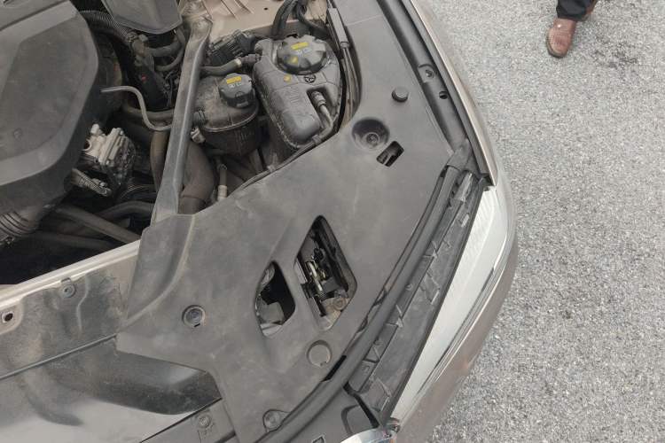Used BMW 5 Series 2018 528Li Launch Special Edition Engine Bay Left