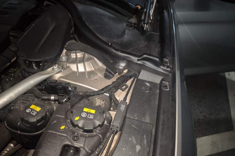 Used BMW 5 Series 2018 525Li Luxury Package Engine Bay Left