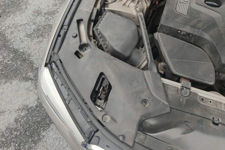 Used BMW 5 Series 2018 528Li Launch Special Edition Engine Bay Right