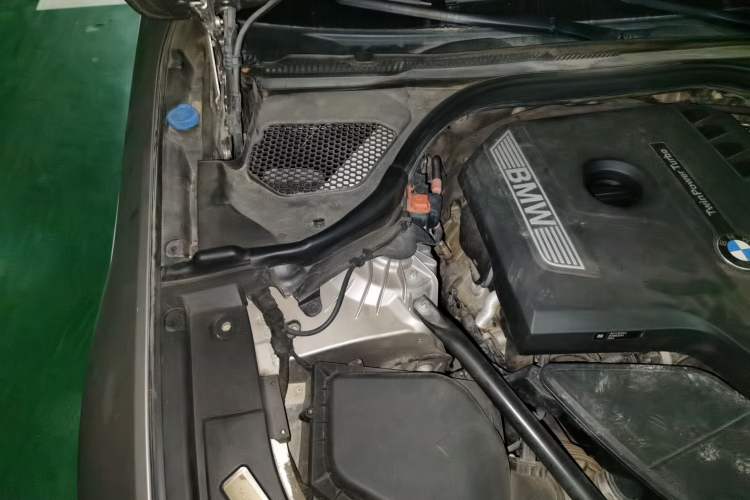 Used BMW 5 Series 2018 528Li Launch Special Edition Engine Bay Right