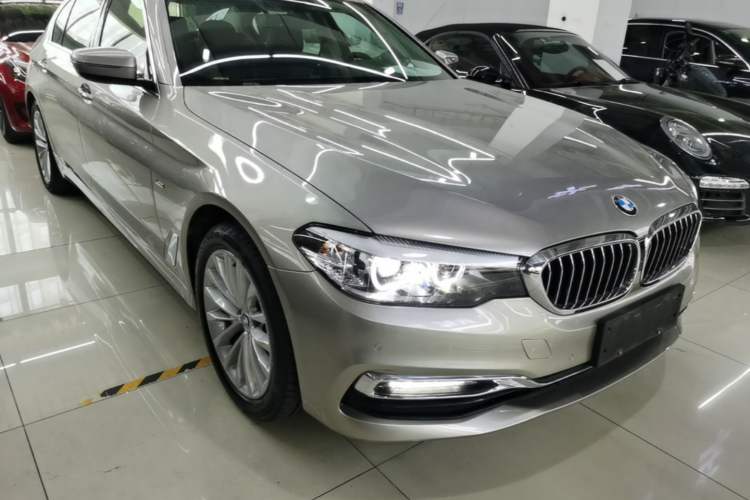 Used BMW 5 Series 2018 530Li Leading Edition Luxury Package Front Right 45 Deg