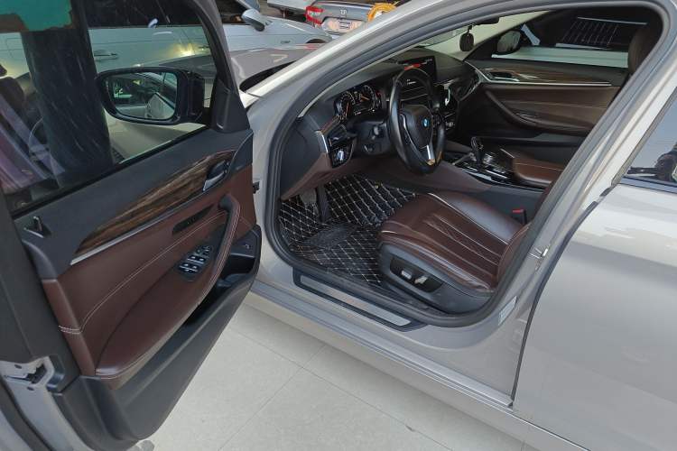 Used BMW 5 Series 2018 530Li Leading Edition Luxury Package Interior 3
