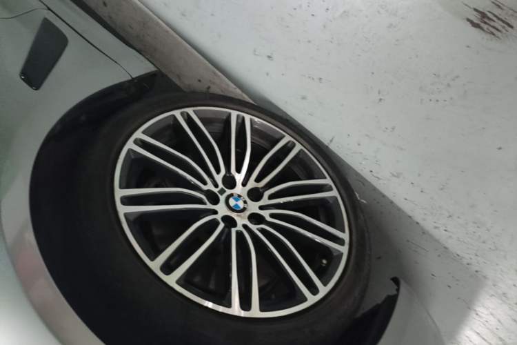 Used BMW 5 Series 2018 530Li Leading Model M Sport Package Left Front Wheel Hub