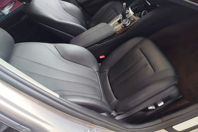 Used BMW 5 Series 2018 525Li Luxury Package Right Front Seat