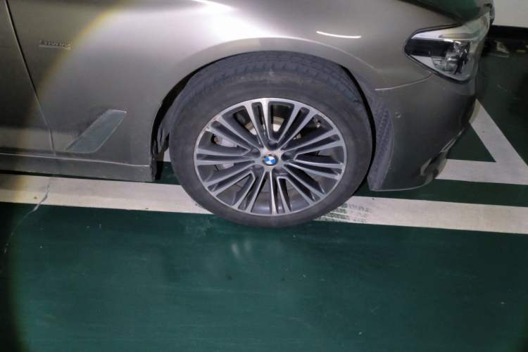 Used BMW 5 Series 2018 Facelifted 530Li Luxury Edition Premium Package Right Front Wheel Hub